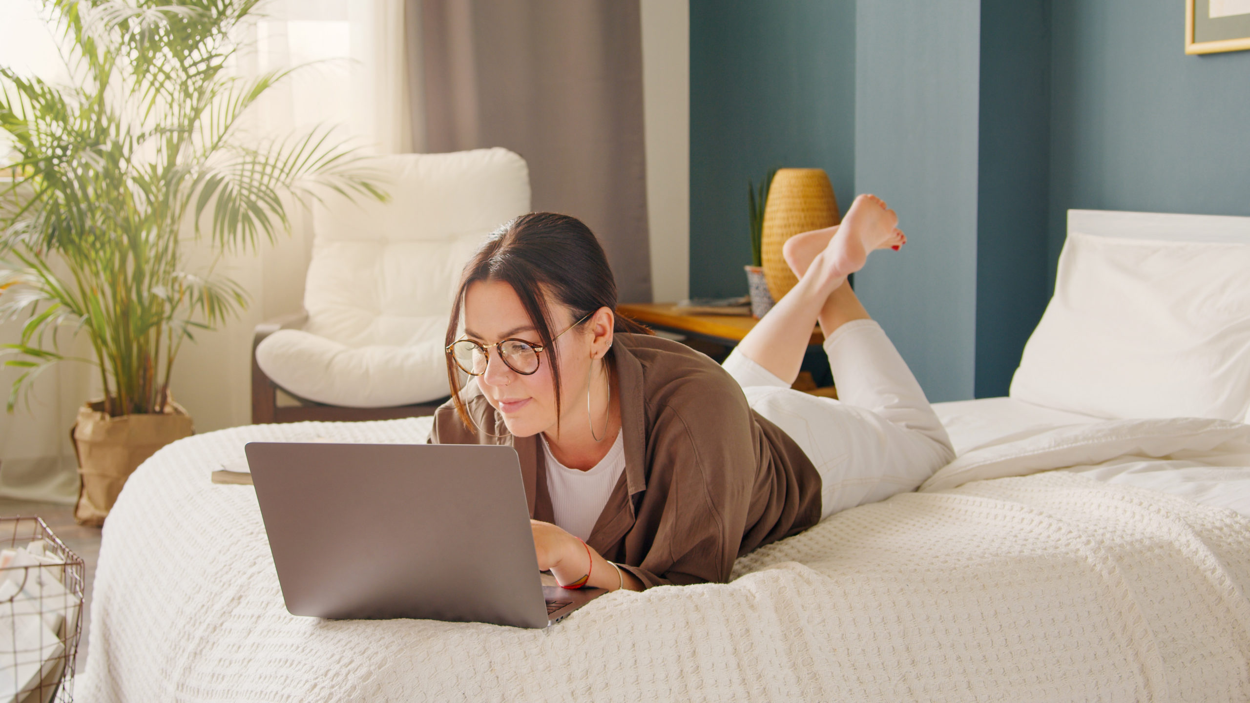 Frau Online Videokonferenz Laptop