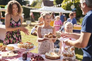Übergang Kita Grundschule Garten Party mit Kindern und Eltern