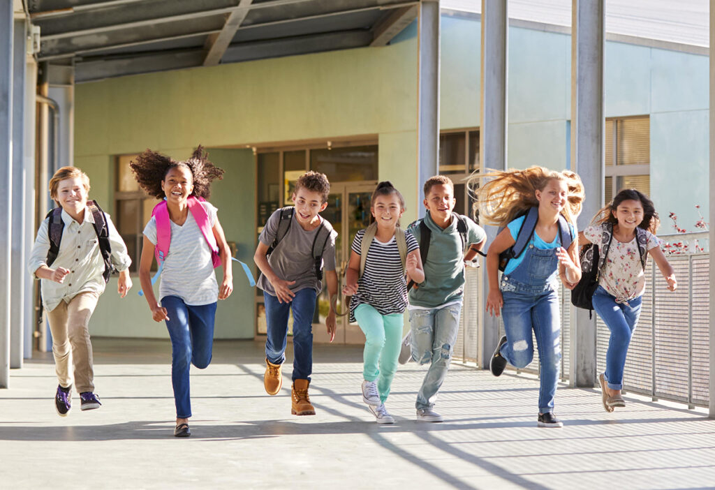 Schuljahreswechsel einfach durchführen – Kinder rennen über Schulhof