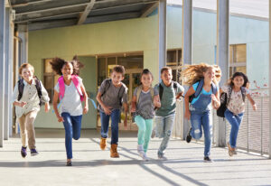 Schuljahreswechsel einfach durchführen – Kinder rennen über Schulhof
