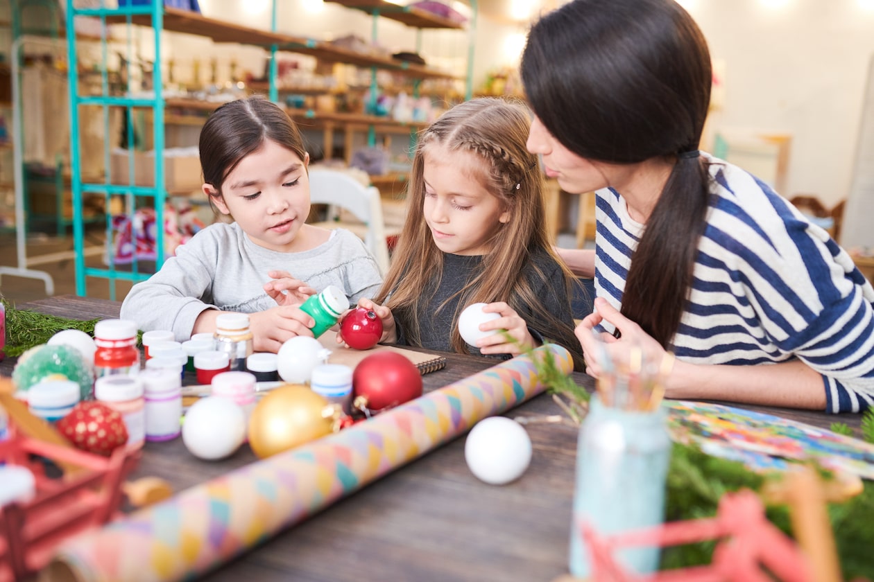 Weihnachtsbasteln in der Grundschule – Lehrerin hilft Kindern