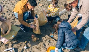 Nachhaltigkeit in der Schule - Müll sammeln am Strand