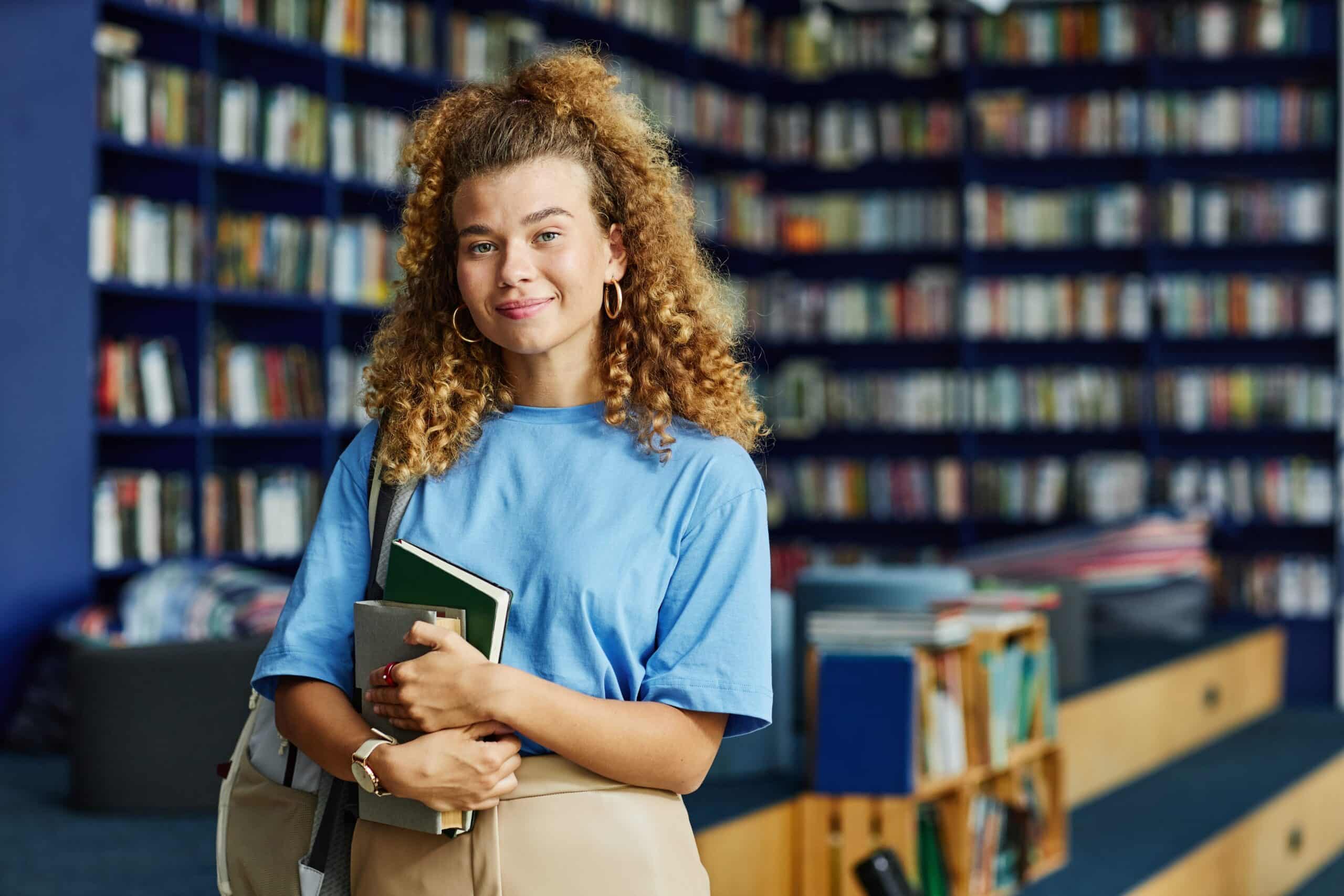 Schulnoten: Ältere-Schülerin-in-Bibliothek