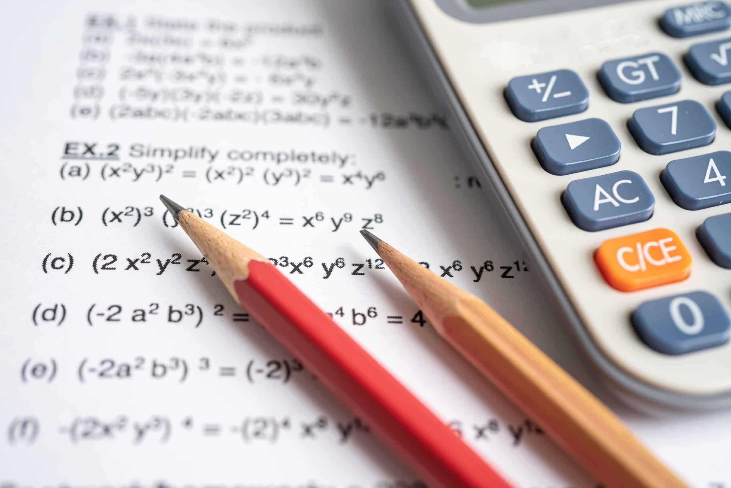 Schulnoten: Mathematik-Aufgaben-mit-Bleistift-und-Taschenrechner