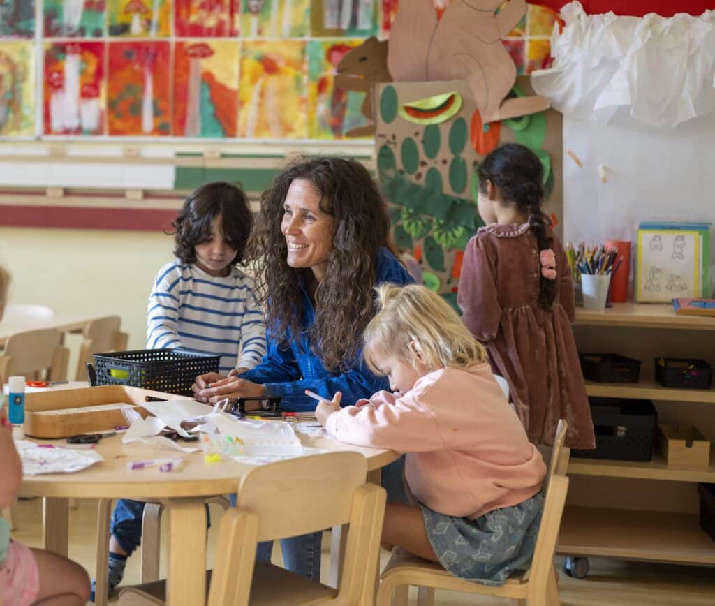 Ganztag meistern –Lehrerin mit Schuelern