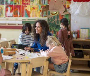 Ganztag meistern –Lehrerin mit Schuelern