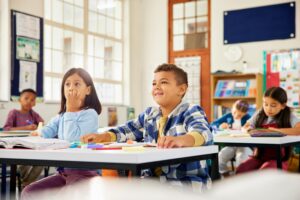 Ganztag meistern – Schueler in Klasse in der Grundschule
