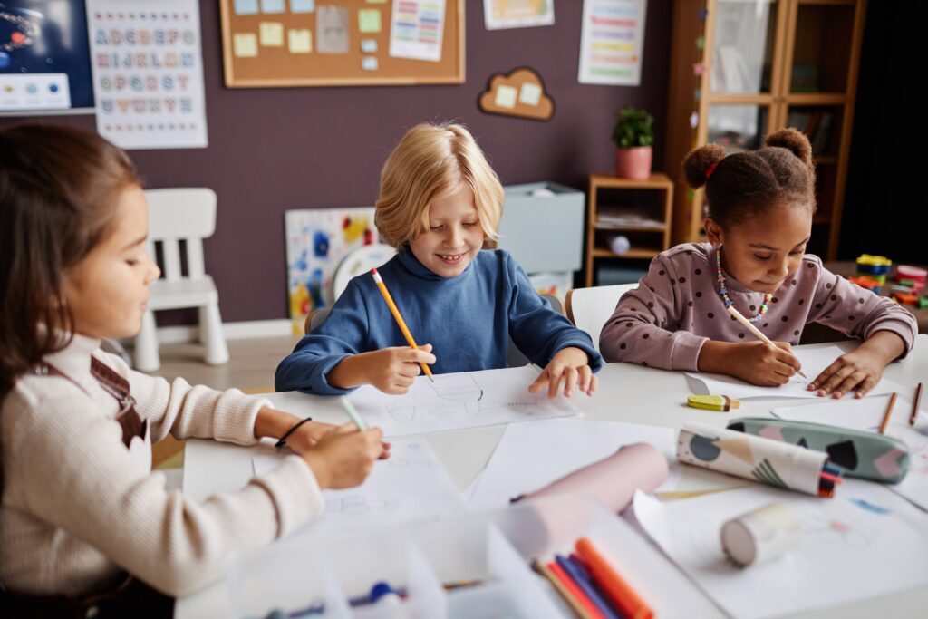 Ganztag meistern – Schüler*innen malen an Tisch