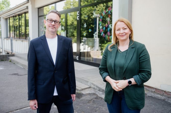 Philip Heimes (in the left) from Sdui and Christine Streichert-Clivot, Saarland Minister for Education and Culture, together introduced the OSS Messenger. Picture credits: MBK/Cuvée
